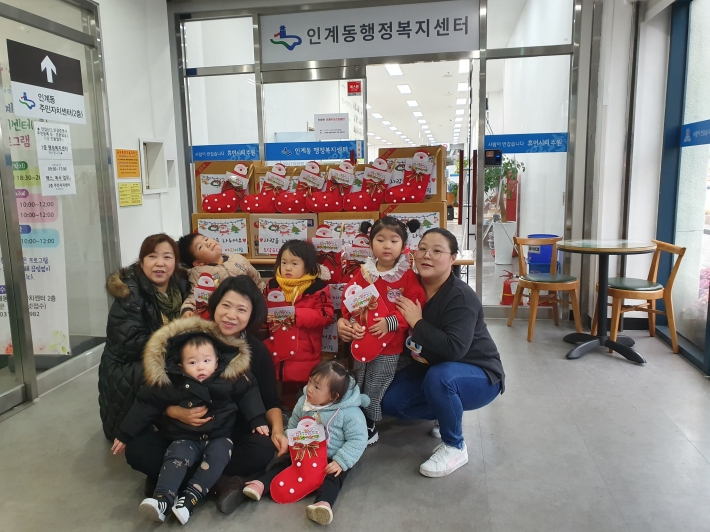 도담도담 어린이집에서 인계동 행정복지센터에 정성을 담은 선물과 라면을 전달하였다.