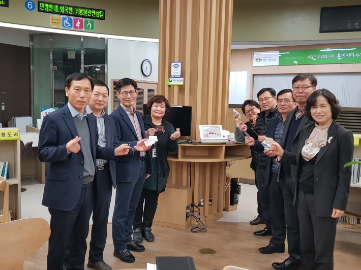 수원시 권찬호 복지여성국장과 복지여성국 10명의 과장들이 기부단말기를 통해 소액기부를 실천하였다