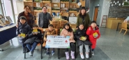 시립금곡어린이집 원아들이 금곡동행정복지센터에 16만원 상당의 즉석밥을 기부하고 기념촬영을 하고 있다. 