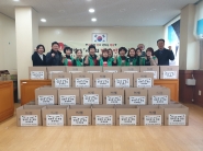 평동새마을부녀회가 22일 ‘사랑의 전‧떡‧만두 나눔’행사를 개최하기에 앞서 단체로 기념촬영을 하고 있다. 