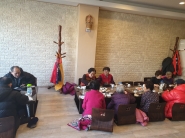 관내 어르신들이 도감소에서 식사를 하고 있다. 