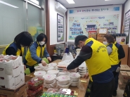 정자2동 지역사회보장협의체가 ‘맛난데이’ 행사 준비에 바쁜 손놀림을 보이고 있다. 