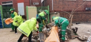 쓰레기더미를 고등동 직원과 환경미화원이 치우는 모습.