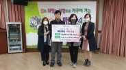 나눔의교회가 매탄4동 행정복지센터에  50만원 기부하고 기념촬영을 하고 있다. 
