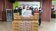 매탄4동 통장협의회가 매탄4동에 기부물품을 전달하고 단체로 기념촬영을 하고 있다. 