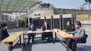 지동시장과 한국장애인고용공단 경기발달장애인훈련센터가 지동시장에서 옥상 동남각루를 배경으로 협약식을 가졌다.
