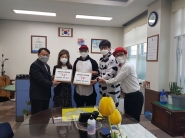 남중진 위원이 7일 정자3동행정복지센터에 마스크를 기탁하고 기념촬영을 하고 있다. 