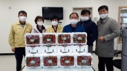 시설채소작목연합회는 23일 격려차 장안구보건소를 방문하고 회원들이 재배한 딸기 20박스를 기부했다. 