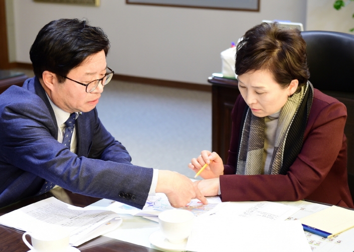 염태영 시장이 지난해 2월 김현미 국토교통부 장관을 만나 '신분당선 연장선 조기 착공'을 비롯한 수원시 주요 현안에 대해 협조를 요청하고 있다. 