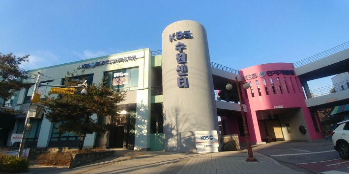 수원시 팔달구 인계로 123(인계동)에 있는 KBS 수원센터는 현재 방영 중인 드라마의 실내촬영장을 관람할 수 있다.