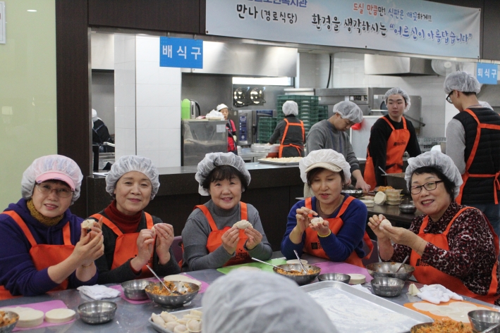 어르신의 명절기간 따뜻한 식사를 위해 자원봉사에 참여했다.