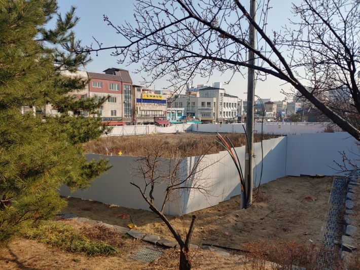 수원화성 남지(南池) 발굴조사 현장, 남창초등학교 입구