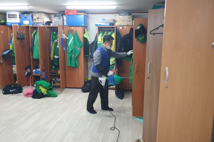 분사기를 이용하여 환경관리원 대기실을 집중적ㄷ으로 소독하고 있다.  