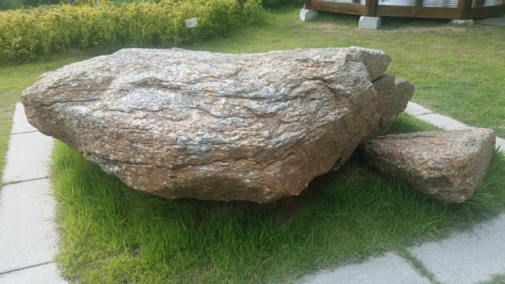 광교박물관 야외에 전시되어 있는 이의동 고인돌