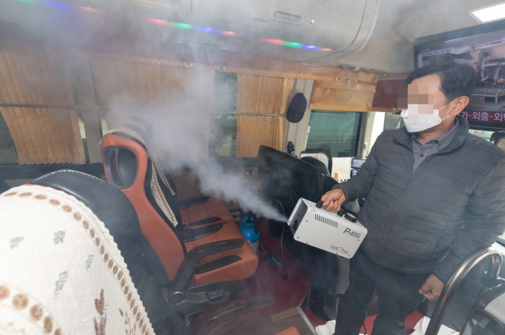 경기대가 중국인 유학생 입국수송을 위해 자체 콜벤 차량을 방역하고 있다.  사진/수원시청 뉴미디어팀 이동준