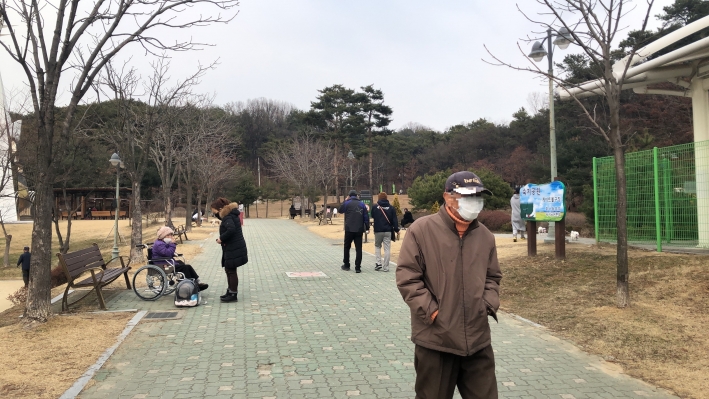 마스크를 착용하고 숙지공원에서 산책을 즐기는 시민들
