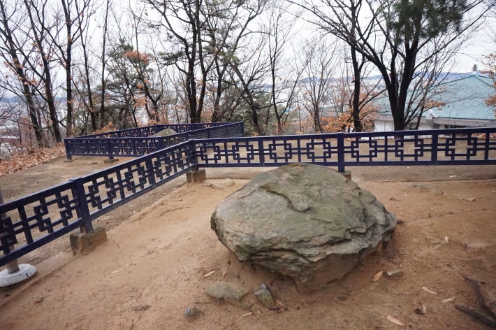  팔달산 고인돌들. 오른쪽 뒤 건물이 수원중앙도서관이다. 사진/김우영