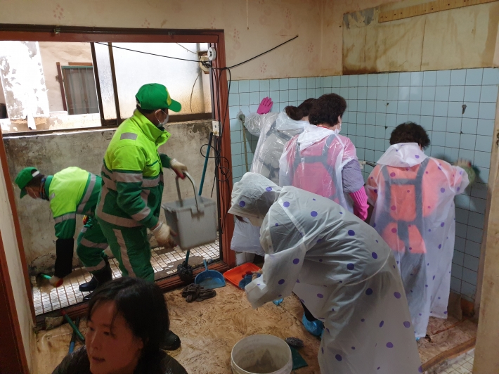 입북동 지역사회보장협의체 위원들과 환경관리원, 입북동 직원들이 주거취약계층 세대를 대상으로 구슬땀을 흘리며 청소 및 방역 서비스를 실시하고 있다.
