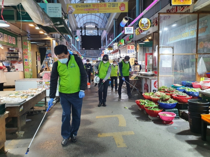 매탄1동 민관경 공동방역봉사자들이 구매탄시장에서 구석구석 소독작업을 하고 있다. 