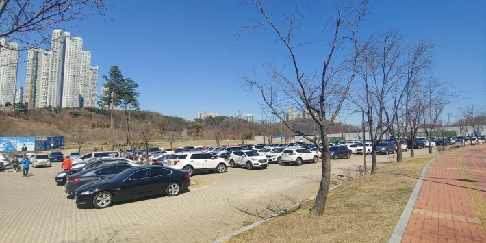 광교호수공원에 많은 차들이 주차되어 있다. 
