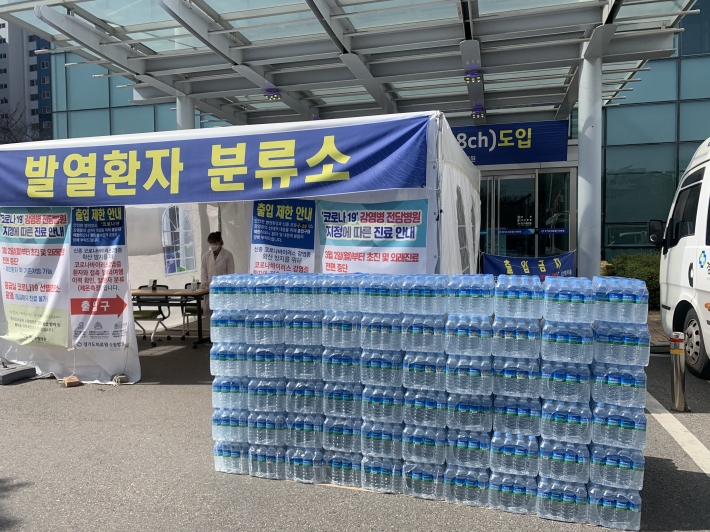 장안구가 경기도 의료원 수원병원에 지원한 생수.