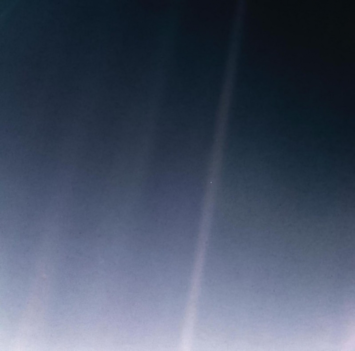 1990년 2월14일 NASA의 태양계 탐사선 보이저 1호가 찍은 지구사진. 흰 선 속에 있는 먼지처럼 작은 점 하나가 우리가 사는 지구다.