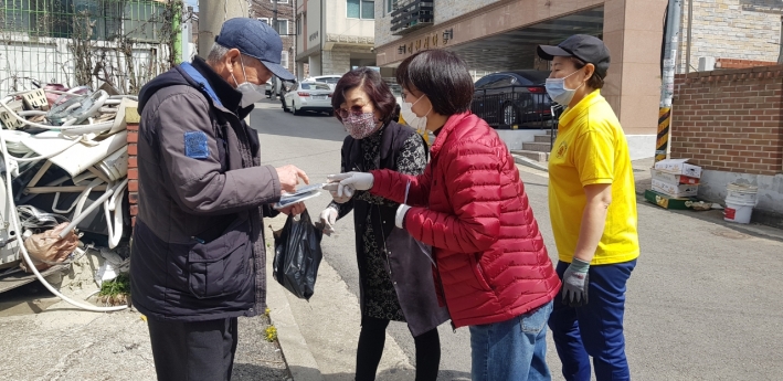 서둔동 지역사회보장협의체 한 위원이 사두남 어르신들을 만나 반찬과 마스크를 전달하고 있다. 