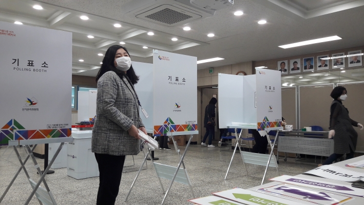 제21대 국회의원선거 사무원들이 10일,11일 진행될  사전투표소를 설치하고 있다.