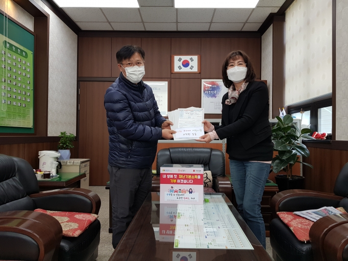 시립보라매어린이집은 지난 22일 권선2동 행정복지센터를 찾아 코로나19 극복 및 피해지원을 위한 재난기본소득 성금을 전달하고 기념촬영을 하고 있다. 