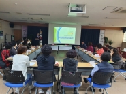 수원시 지역사회보장협의체 김기강 간사가 행궁동 지역사회보장협의체 위원들에게 역량강화 교육을 진행하고 있다.