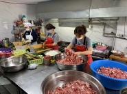 행궁동 지역사회보장협의체 위원들이 연무정급식소에서 정성스럽게 음식을 만들고 있다.
