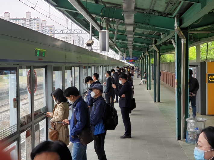 경부선 화서역, 서울행 지하철을 기다리고 있는 시민들