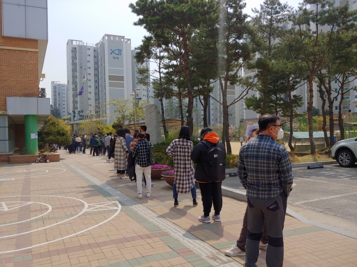 4월 15일 총선 투표장 모습. 시민들이 대기선에 맞춰 줄을 서고 있다. 
