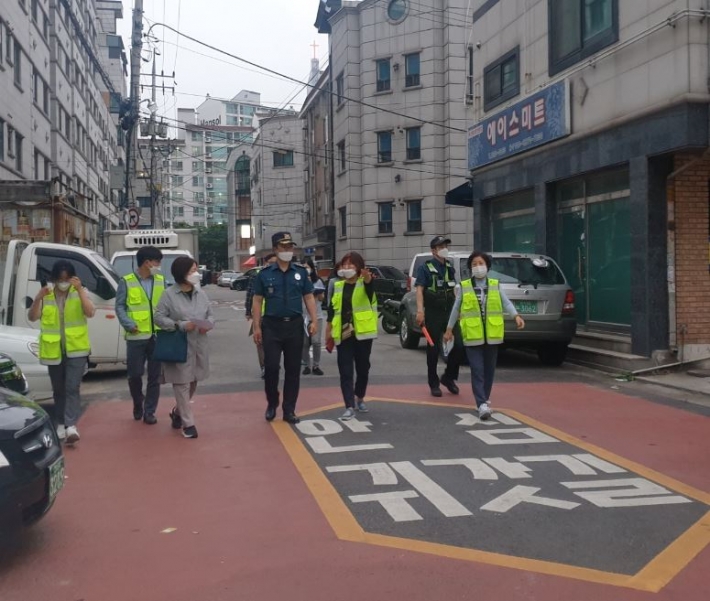 여성친화도시 시민참여단, 곡선지구대, 곡선동 통장등으로 구성된 합동 순찰 팀이 현장모니터링을 실시하고 있다.