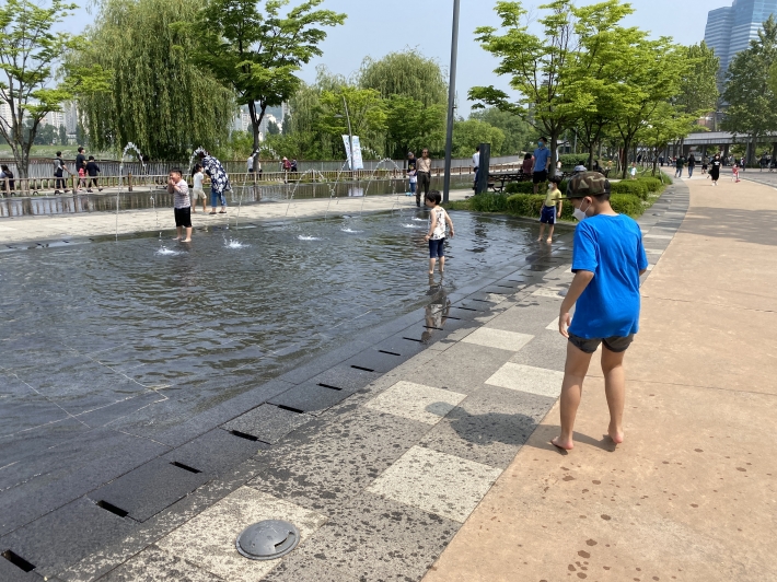 광교호수공원 바닥분수에서 물놀이를 즐기는 어린이들