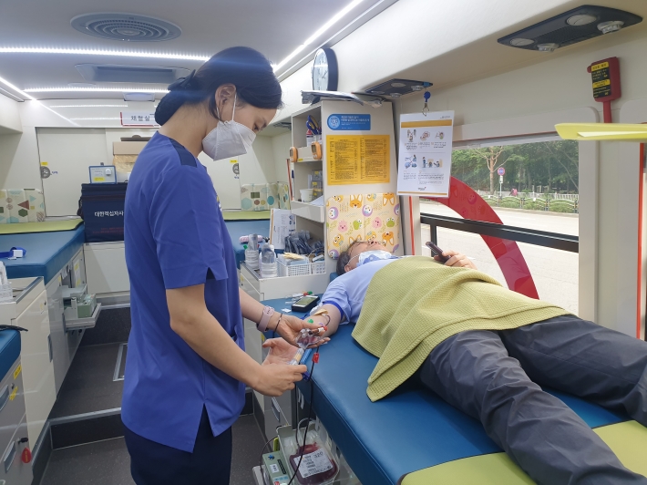 헌혈캠페인에 SK청솔노인복지관 직원 10여명이 소중한 생명 나눔을 위해 참여했다.