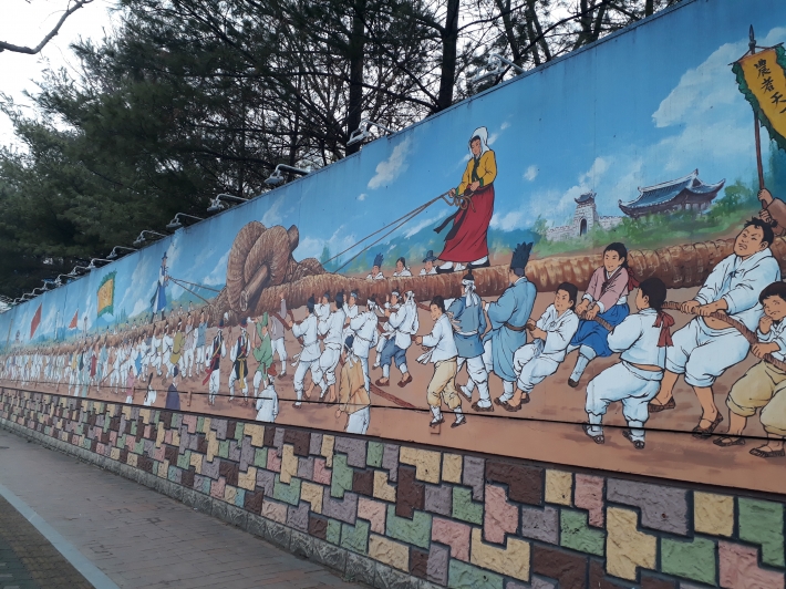 고색동 민속줄다리기를 표현한 학교 담장 벽화그림은 아이들뿐 아니라 이곳을 지나가는 사람들에게 전통문화의 대한 추억을 더듬게 해준다.