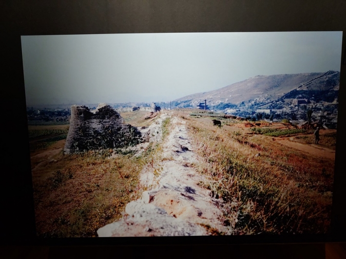 수원화성 창룡문에서 바라본 성벽과 동포루, 동포루 모습을 볼 수 있는 귀중한 사진이다.
