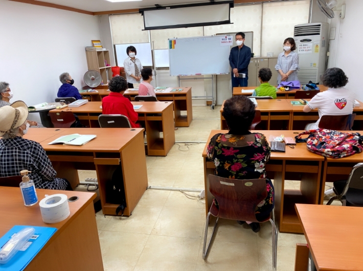 세류3동 문해교실 수업 모습