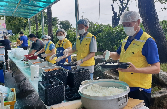 수원시자원봉사센터가 11일 구례군 마산면 임시대피소에서 사랑의 밥차를 운영하고 있다.