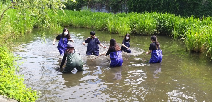 물환경센터가 진행하는 생태조사활동에 참가하는 청소년 탐사대가 물환경조사 활동을 벌이고 있다.