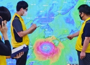 수원시 공직자들이 2일 시청 재난안전상황실에서 태풍 ‘마이삭’ 예상 이동 경로를 살펴보고 있다.  