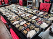 맛스럽게 포장된 밥과 반찬