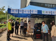 LH호매실 능실마을 22단지아파트 관리사무소는 추석 명절을 맞아 호매실동 관내 거주하는 저소득 어르신 등 400가구에 송편을 전달했다.