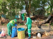 구청기동반과 우만2동 환경관리원들이 쓰레기 투기지역을 정비하고 있다