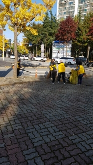 도로변 낙엽을 청소하는 우만1동 주민들