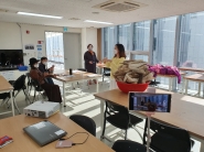 복지관 텃밭에서 재배한 수세미 작업을 하는광경