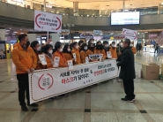 마스크 착용 캠페인에서 수원시 자율방재단 단원들에게 수원시 조무영 부시장이 인사말을 하고 있다.