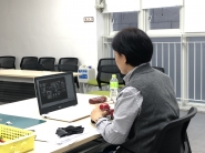 장희숙 수원시자원봉사센터 상담코치가 장난감 분해방법을 ZOOM을 통해 실시간으로 설명하고 있다.