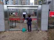 외곽문 설치는 주민들의 안전을 보장하지만, 이웃과 왕래가 단절되는 불편함도 있다.  